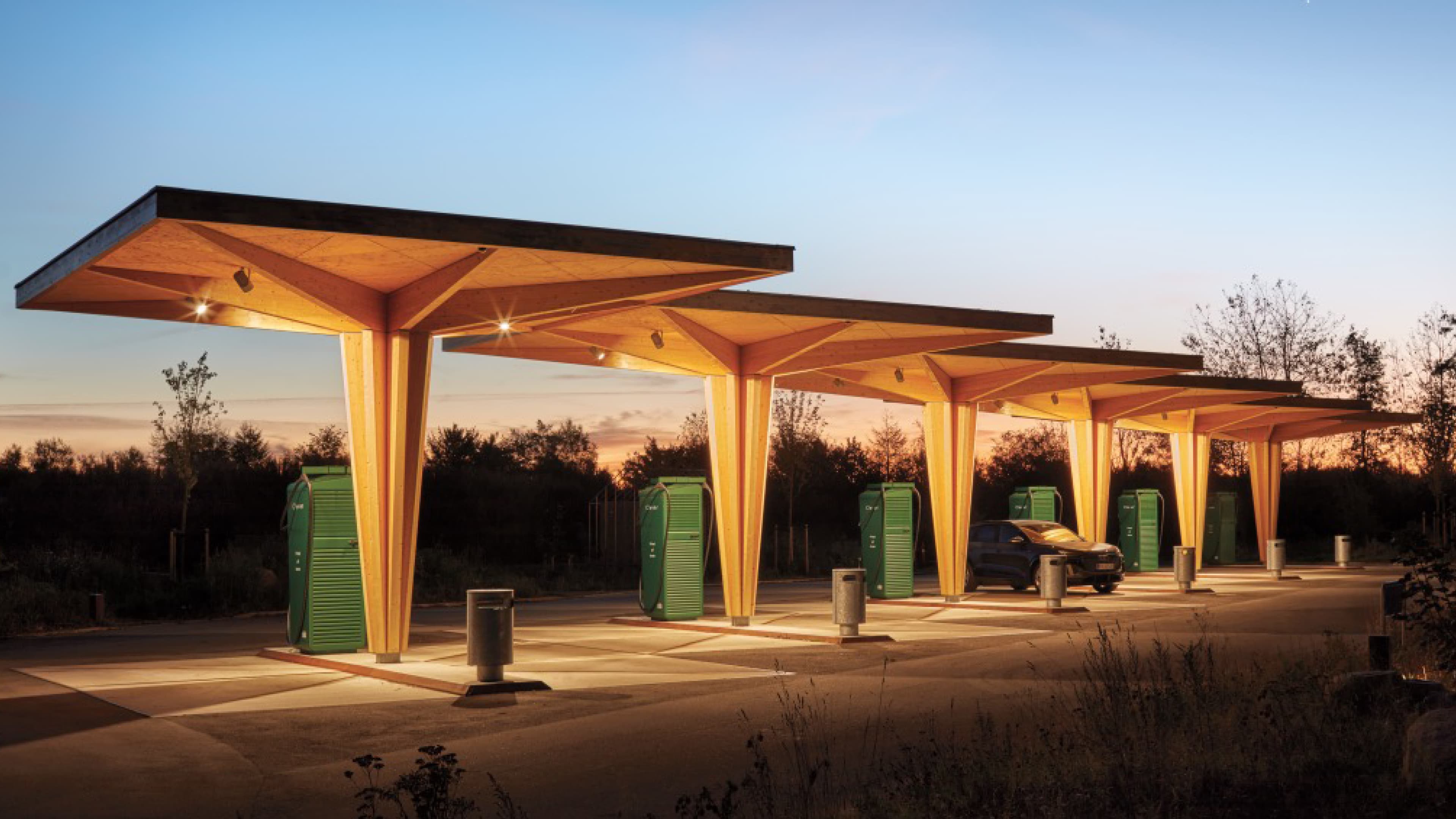 Clever ladestation set ved skumringstid