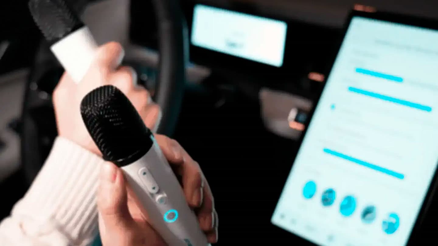 JAECOO J5 EV med karaoke-anlæg