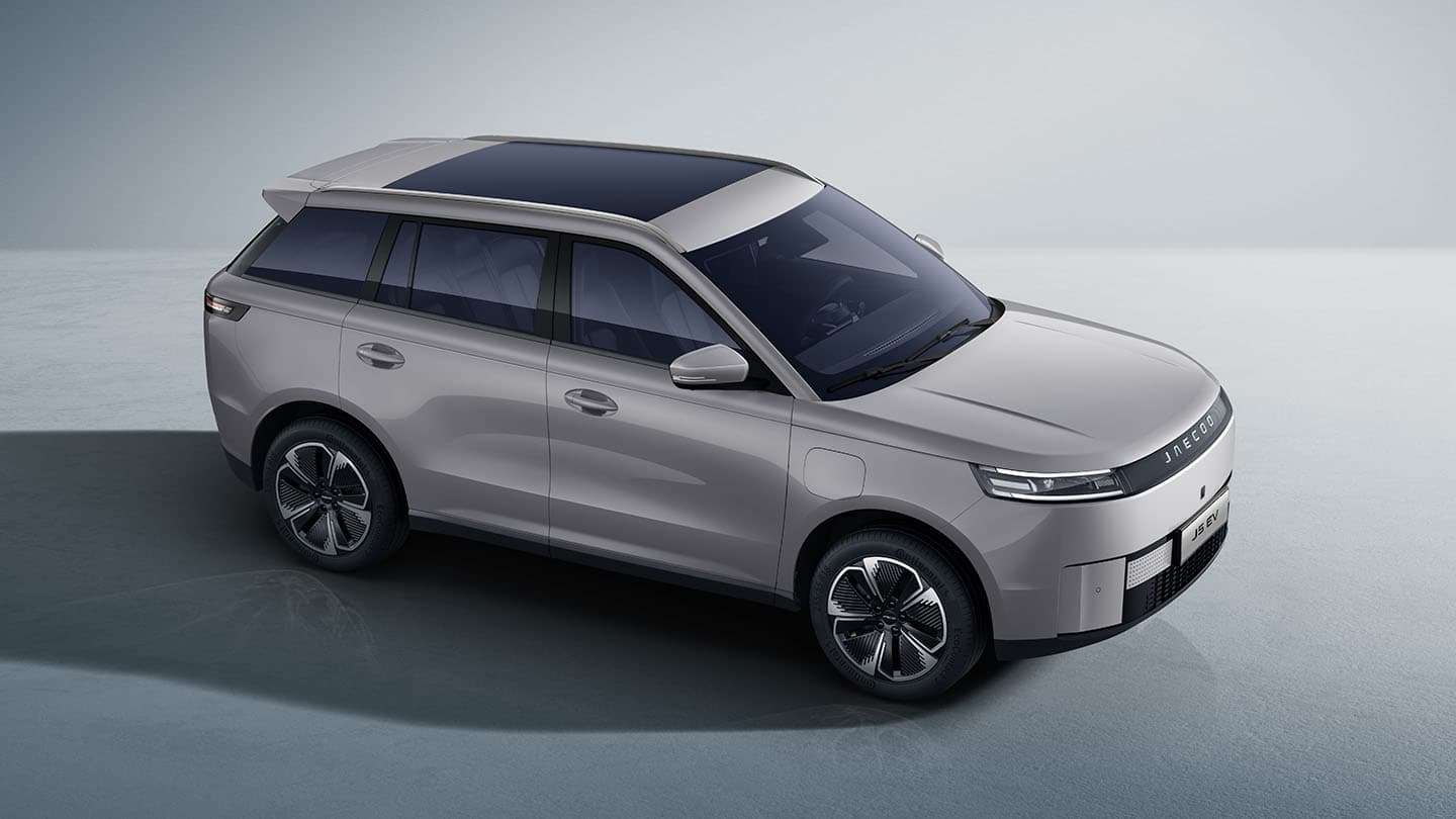 JAECOO J5 EV set skråt oppe fra