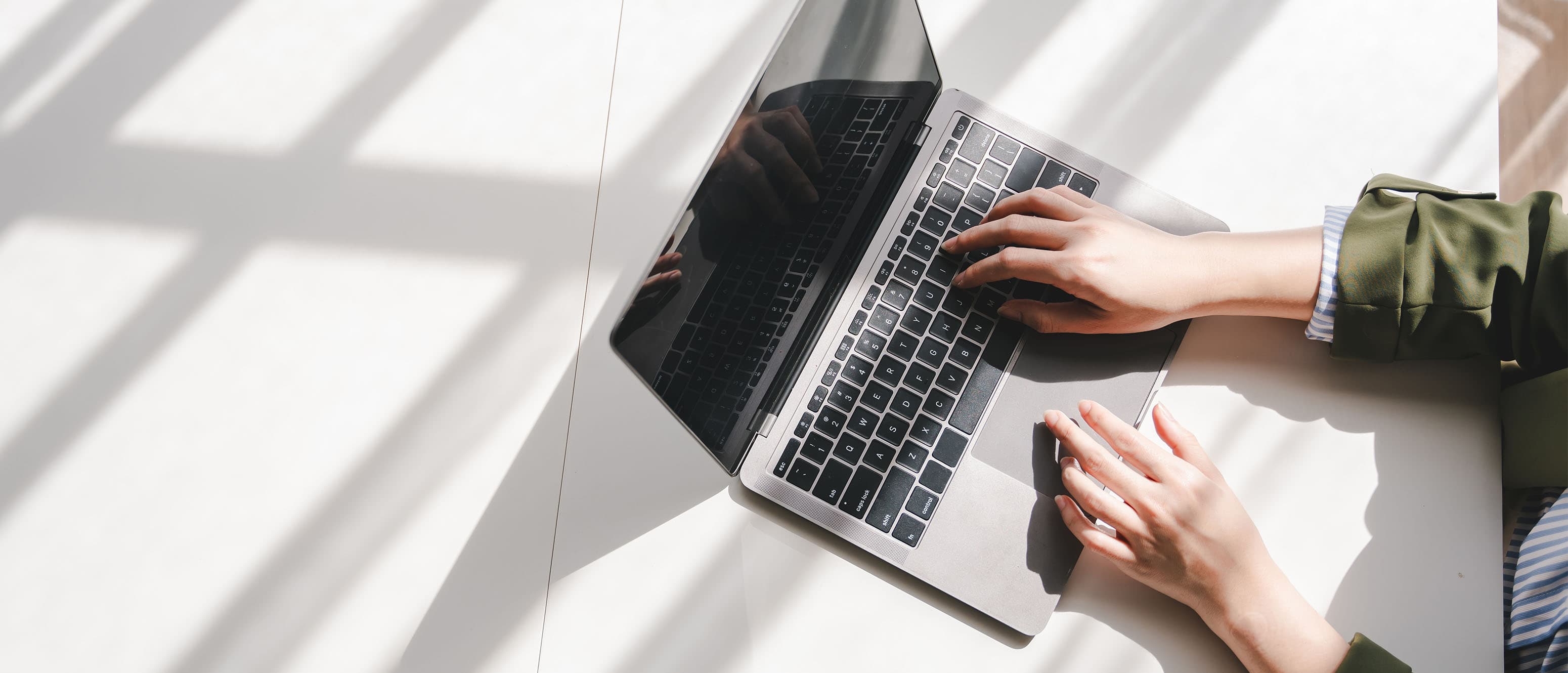 Personer tilmelder sig JAECOO-nyhedsbrev på computer