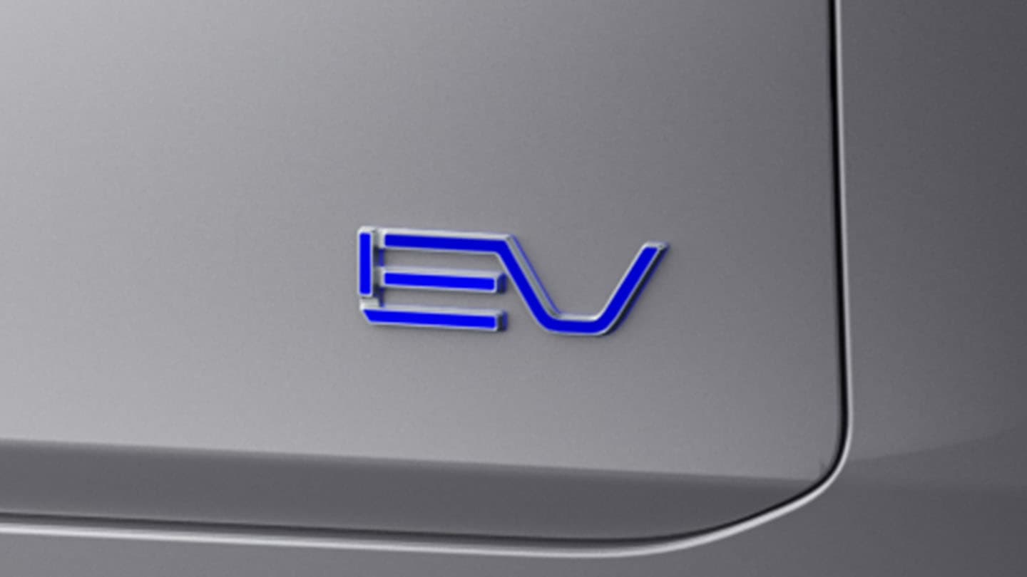 JAECOO J5 EV logo på bil