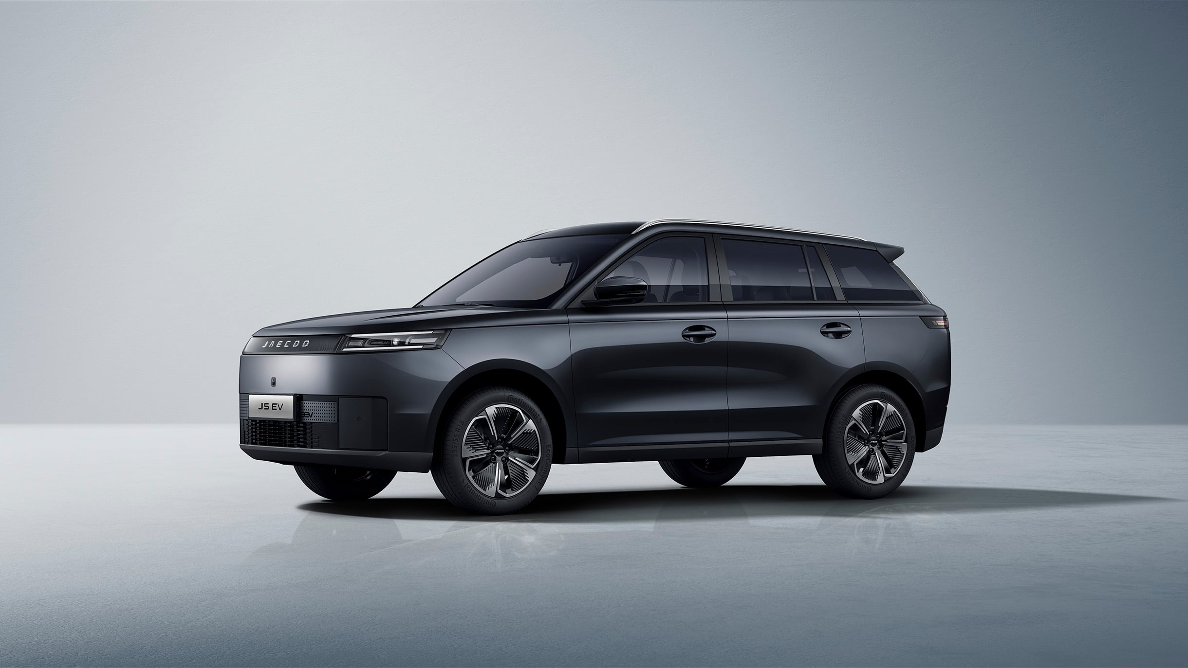 JAECOO J5 EV i farvevarianten basalt black