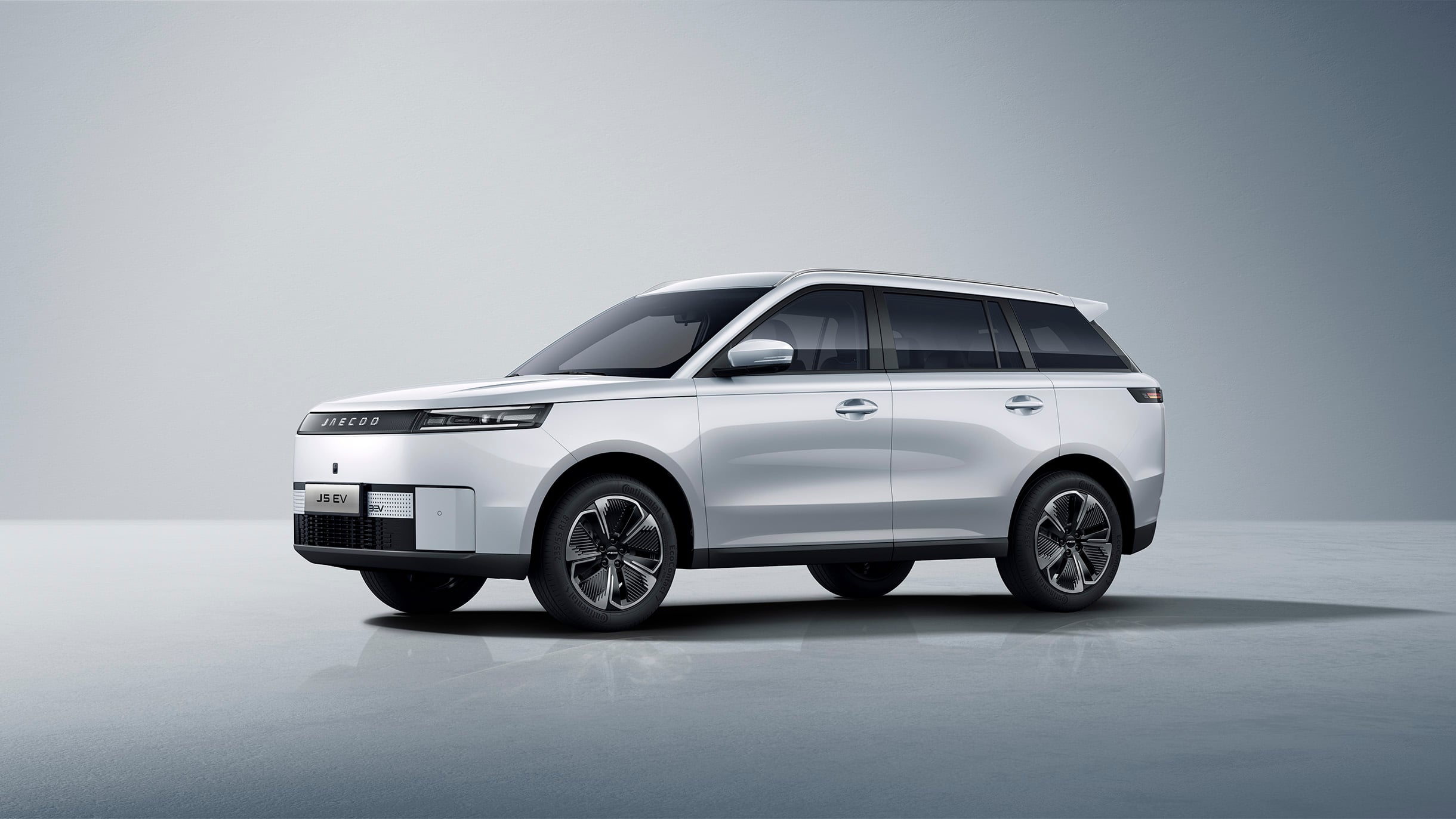 JAECOO J5 EV i farven granite white