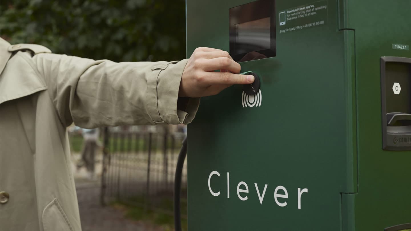 Kvinde ligger brik på Clever ladestander