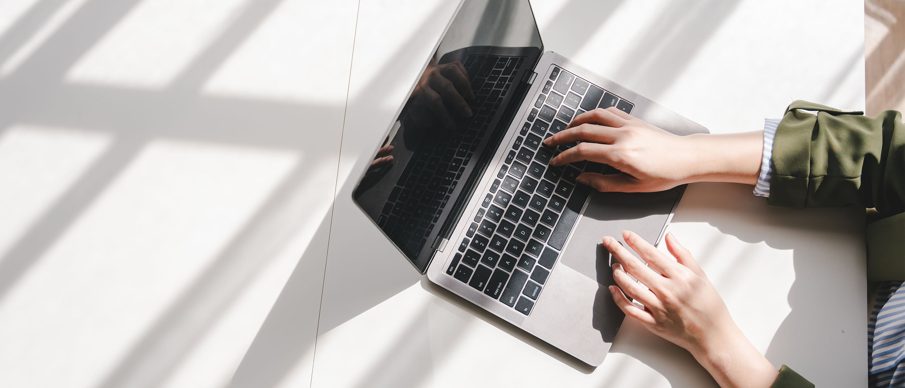 Personer tilmelder sig JAECOO-nyhedsbrev på computer